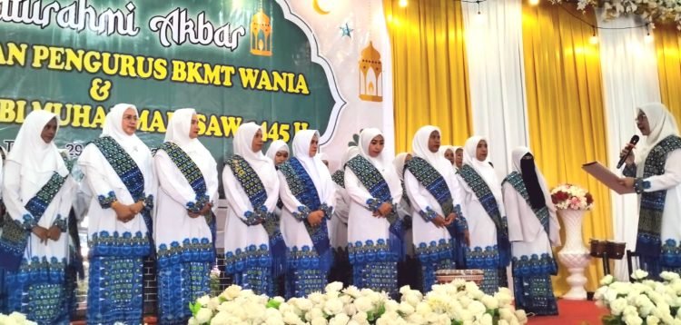 Ketua BKMT Daerah Kabupaten Mimika, drh. Sabelina Fitriani saat melantik pengurus BKMT Distrik Wania