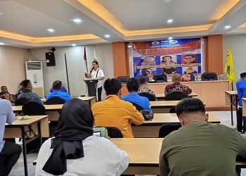 Kaban Kesbangpol Kabupaten Mimika, Yan Selamat Purba tengah membuka kegiatan Seminar Sumpah Pemuda dengan resmi, ditandai dengan pemukulan tifa.