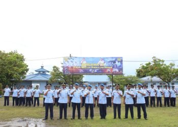 Komandan Lanud Yohanis Kapiyau Timika Letkol Pnb Slamet Suhartono saat foto bersama pejabat di jajaran Lanud YKU Timika usai memimpin upacara HUT POM AU ke-77