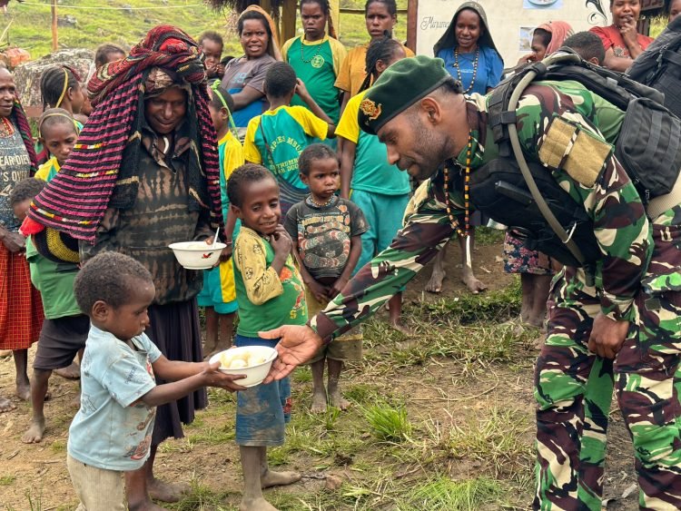 Sambut Natal 2023, Satgas Yonif 433/JS Bagikan Makanan Bergizi Bagi Warga Pedalaman Papua