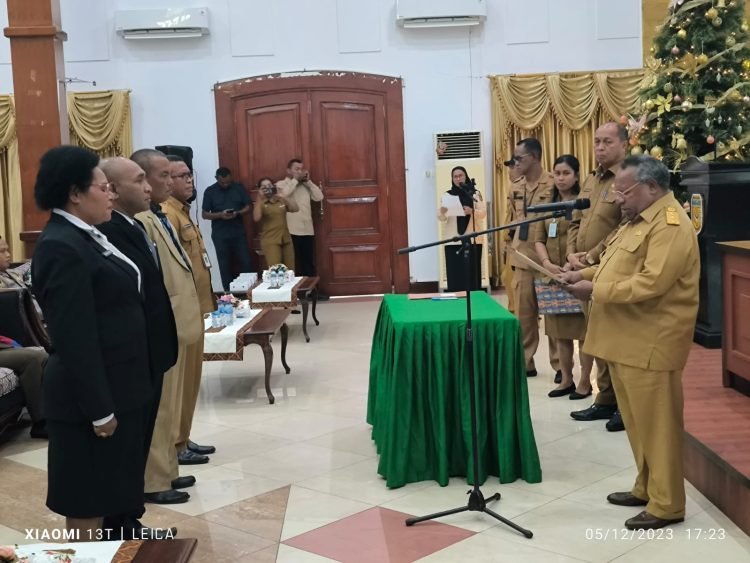 Bupati Mimika Dr. Eltinus Omaleng, SE, MH saat melantik sejumlah pejabat dilingkup Pemda Mimika