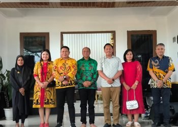 Sekda Mimika Dominggus Robert Mayaut saat foto bersama Kapolres Mimika, AKBP I Gede Putra beserta rombongan