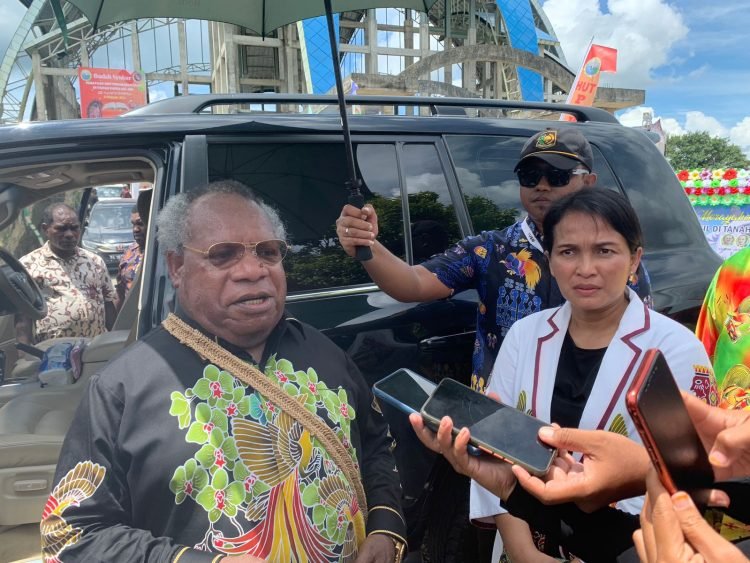 Bupati Mimika, Dr. Eltinus Omaleng didampingi Pj. Sekda Mimika Dr. Ida Wahyuni saat diwawancari awak media