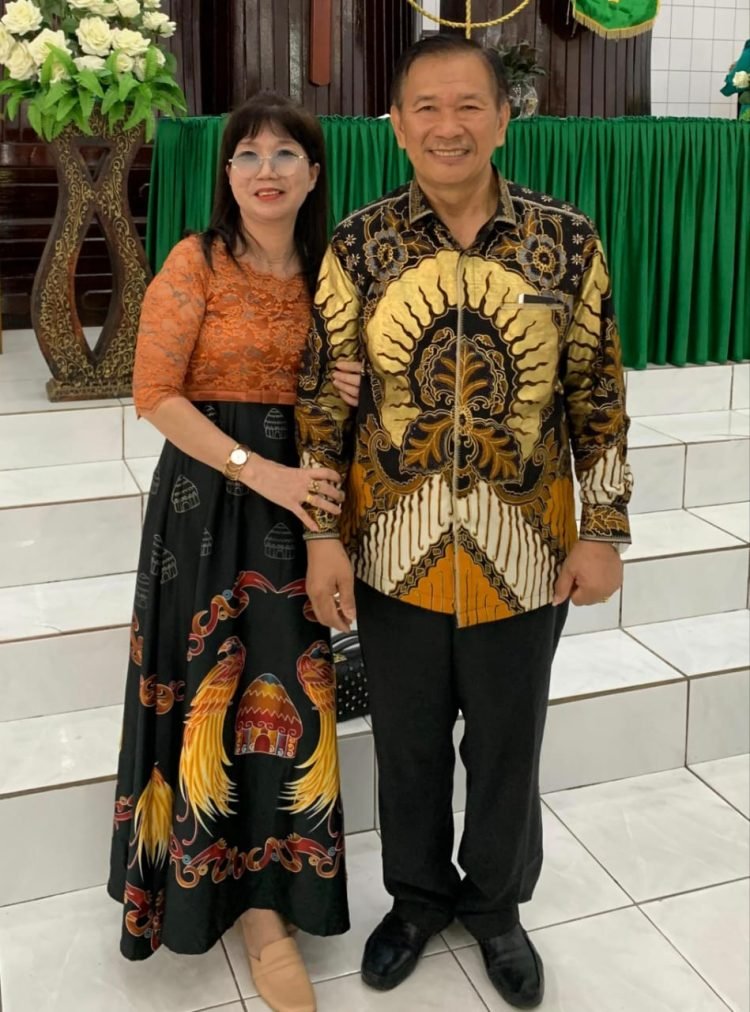 Caleg DPRD Provinsi Papua Tengah, Partai Nasdem, Dapil 5 Kabupaten Mimika, Drs. Marthen Paiding Bersama Enjelina Isteri Tercinta.