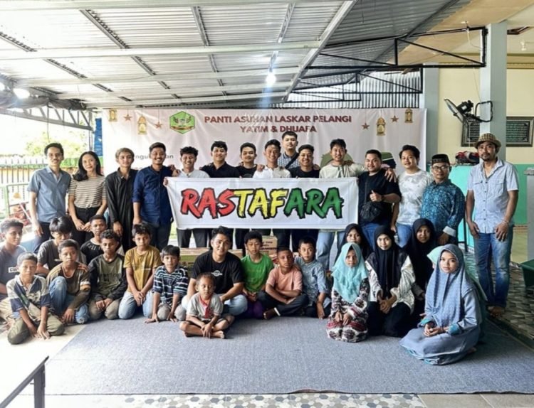 Komunitas Rastafara Timika saat foto bersama penghuni Panti Asuhan Laskar Pelangi Timika