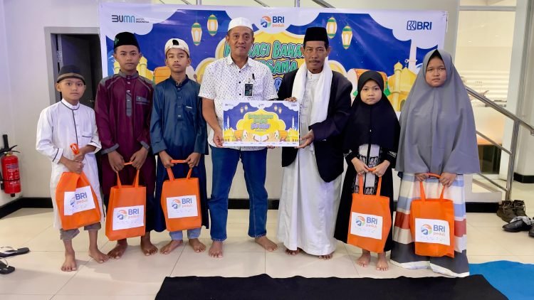 Kepala BRI Cabang Timika, Zainul Arifin saat menyerahan dana CSR kepada pimpinan Panti Asuhan Babul Jannah Timika, Muhammad Damsir
