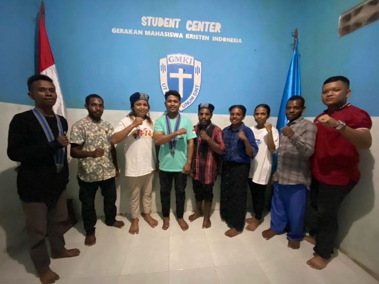 Pengurus GMKI Cabang Timika saat foto bersama usai mengggelar musyawarah