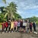 Anggota MaceRun (Timika Runners) saat berfoto menggunakan pakaian kebaya usai berlari 10K