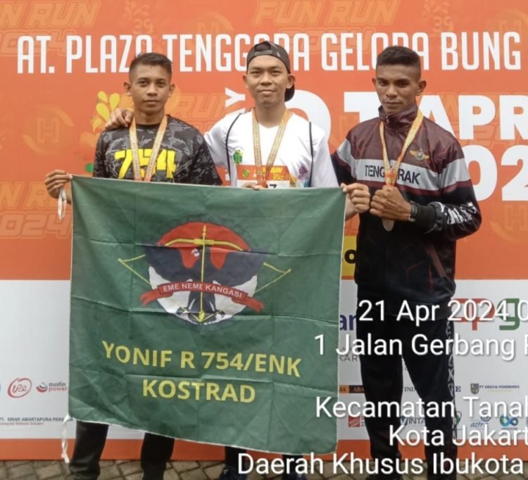 Prada Firman saat foto bersama usai menerima medali