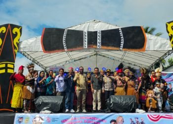 Foto bersama usai pembukaan Disdukcapil Festival 2024