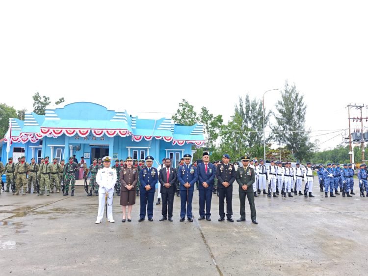 Foto bersama usai upacara tabur bunga.