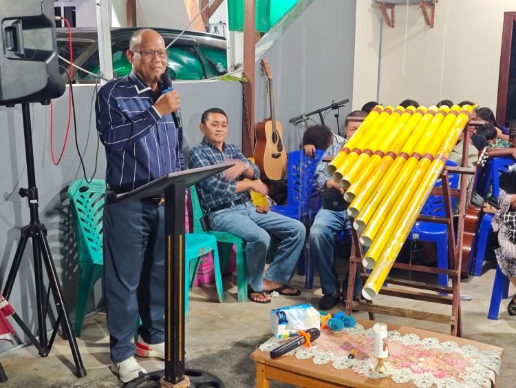 Ketua IKT Kabupaten Mimika, Yusuf Rombe saat menyampaikan sambutan pada ibadah Persekutuan Toraja SP 2, Minggu (1/9/2024).