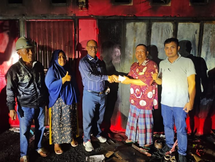 Bakal calon Wakil Bupati Mimika Yusuf Rombe saat menyerahkan bantuan kepada korban kebakaran di SP 2 Kelurahan Timika Jaya, Minggu (1/9/2024).