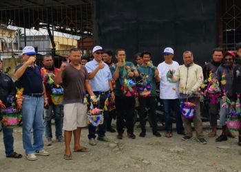 Wujudkan Toleransi Beragama, AIYE Bagikan Ratusan Paket Maulid Kepada Tukang Ojek, Supir Rental dan Anak Yatim di Timika