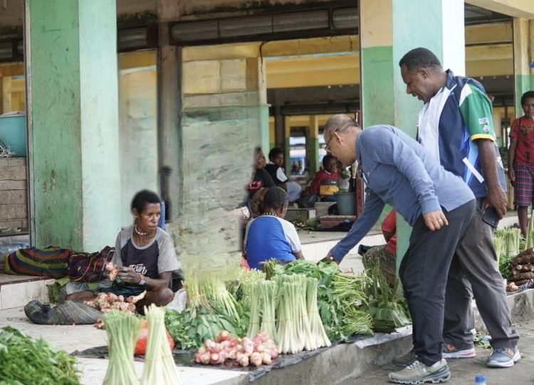 Blusukan ke Pasar Sentral, AIYE Borong Jualan Mama-Mama Papua
