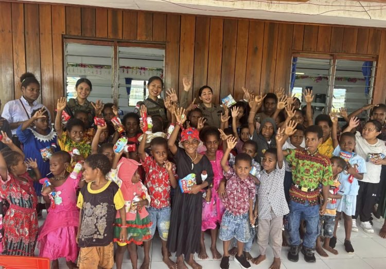 Srikandi Polri Ops Damai Cartenz-2025 Tebar Damai Lewat Ibadah Bersama Anak-anak di Gereja GPdI Yericho Nogolait Kandego, Nduga