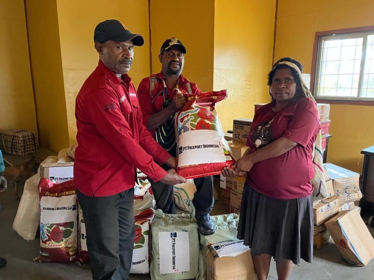 Warga 6 Kampung Korban Bencana Longsor Terima Bantuan 2,8 Ton Bama dari PT. Freeport Indonesia