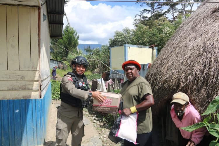 Satgas Operasi Damai Cartenz Gelar Kegiatan Humanis dan Bagikan Sembako di Desa Lantipo, Wamena