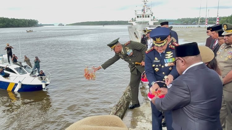 Wabup Mimika Pimpin Upacara Tabur Bunga di Pomako